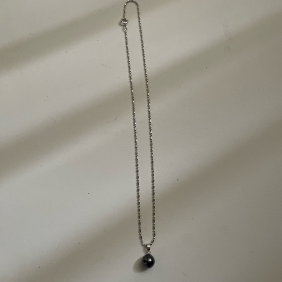 Black Pearl Pendant Necklace - Picture 4 of 5